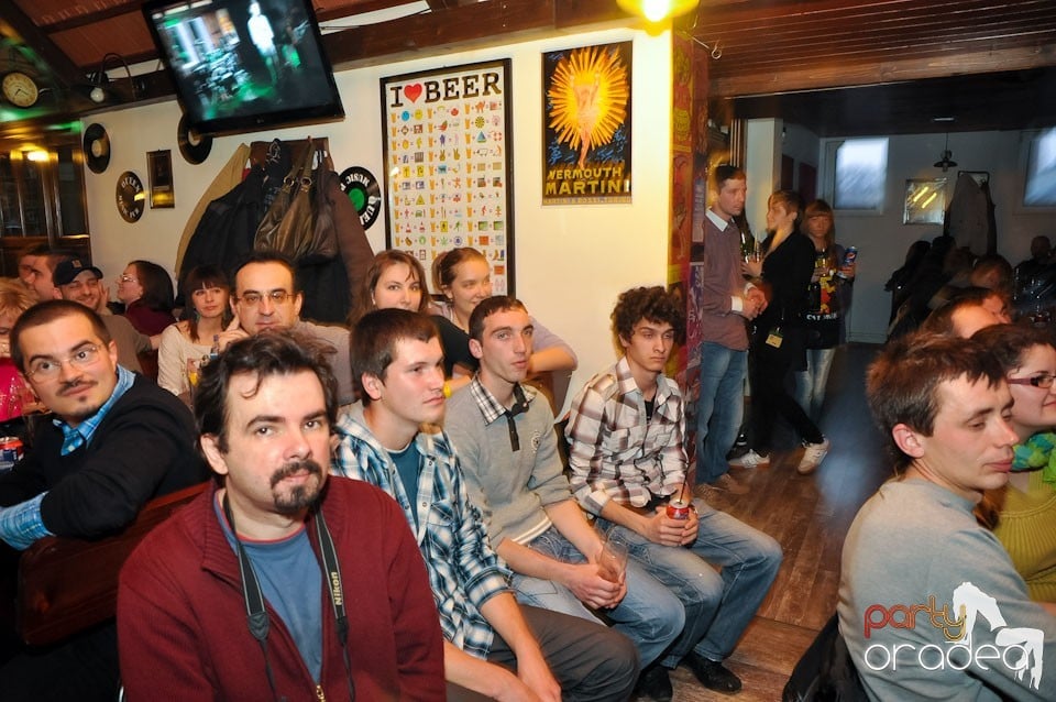 Comedianţii din Showder Klub în Queen's, Queen's Music Pub