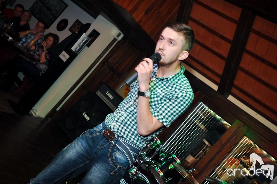 Comedianţii din Showder Klub în Queen's, Queen's Music Pub