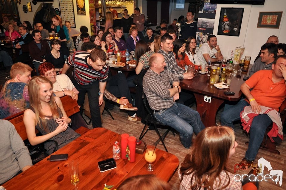 Comedianţii din Showder Klub în Queen's, Queen's Music Pub