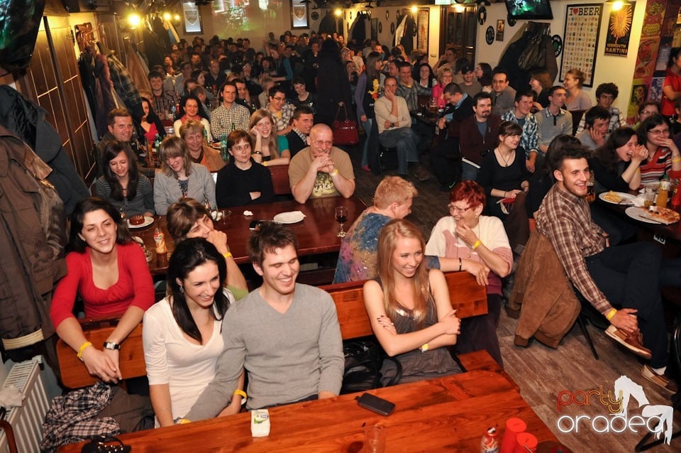 Comedianţii din Showder Klub în Queen's, Queen's Music Pub