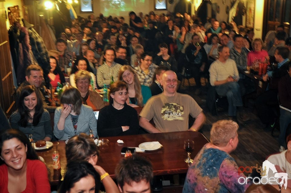 Comedianţii din Showder Klub în Queen's, Queen's Music Pub