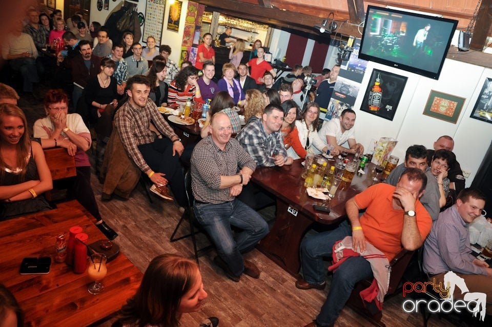 Comedianţii din Showder Klub în Queen's, Queen's Music Pub