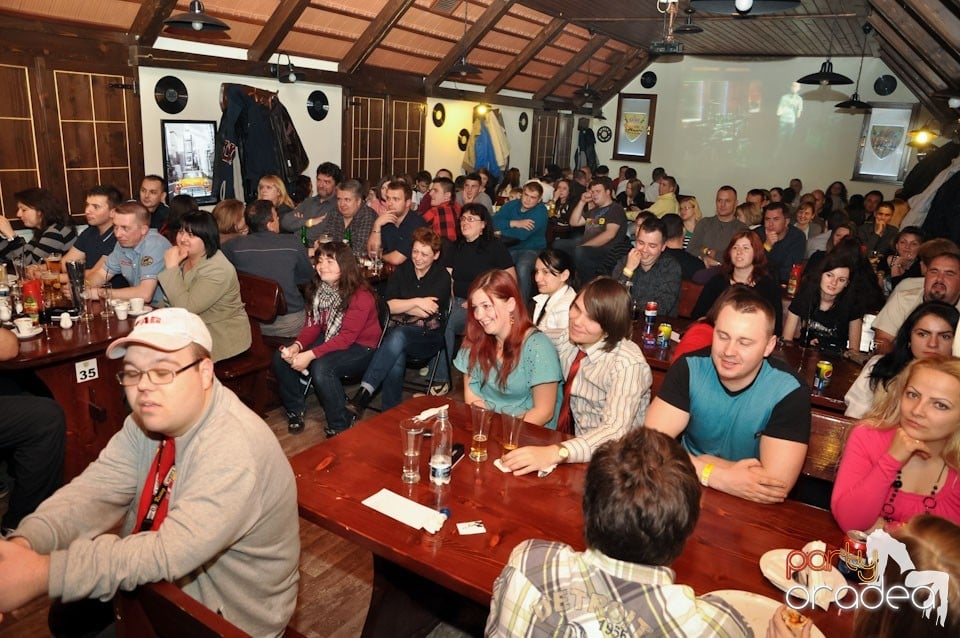 Comedianţii din Showder Klub în Queen's, Queen's Music Pub
