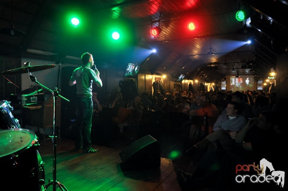 Comedianţii din Showder Klub în Queen's, Queen's Music Pub