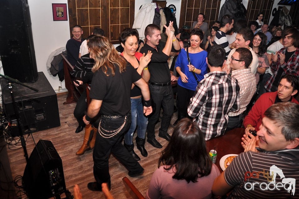 Concert Compact în Queen's Music Pub, Queen's Music Pub