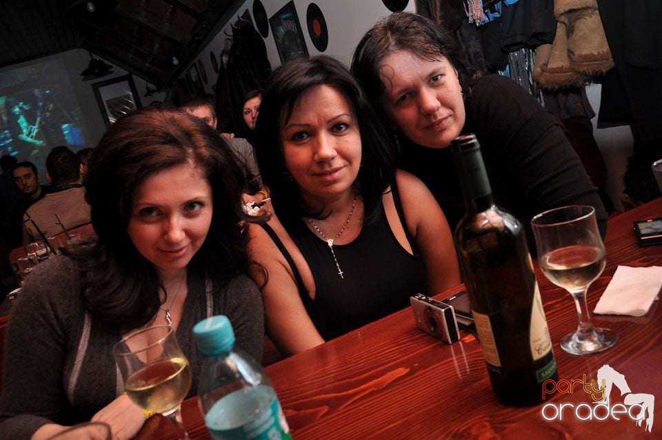 Concert Compact în Queen's Music Pub, Queen's Music Pub