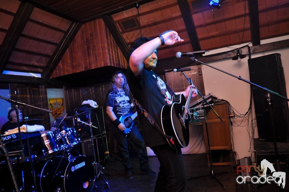 Concert Compact în Queen's Music Pub, Queen's Music Pub