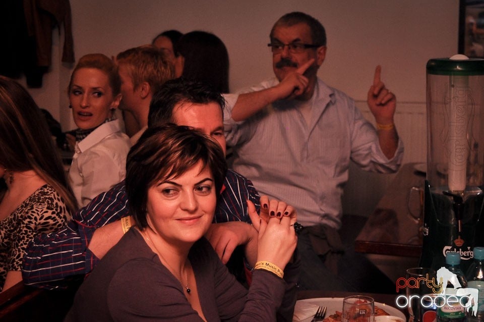 Concert Compact în Queen's Music Pub, Queen's Music Pub