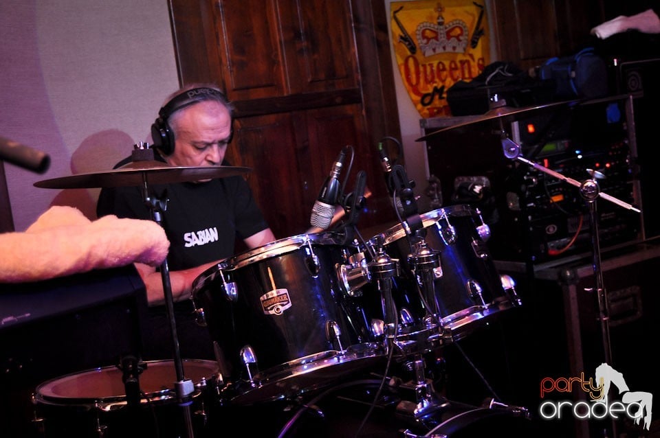 Concert Compact în Queen's Music Pub, Queen's Music Pub