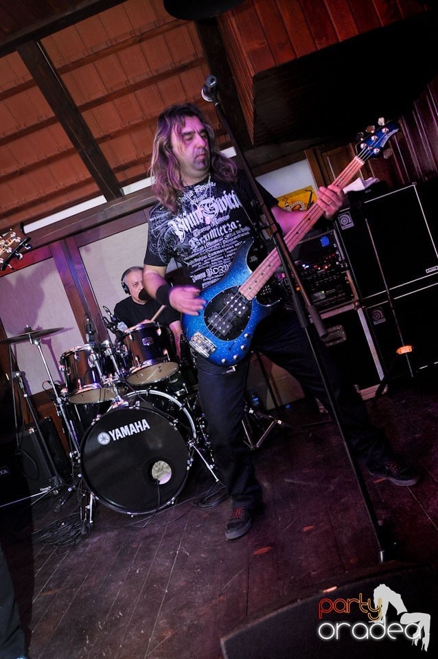 Concert Compact în Queen's Music Pub, Queen's Music Pub