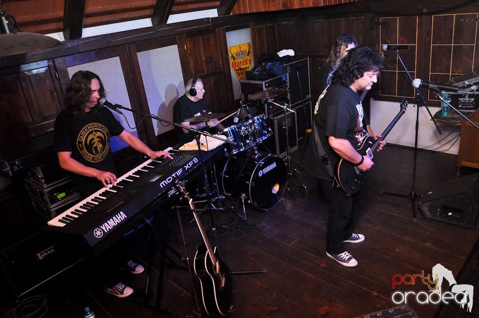 Concert Compact în Queen's Music Pub, Queen's Music Pub