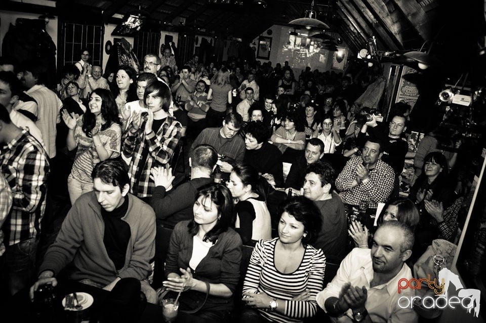Concert Compact în Queen's Music Pub, Queen's Music Pub