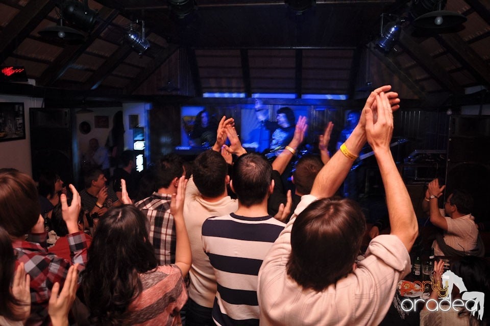 Concert Compact în Queen's Music Pub, Queen's Music Pub