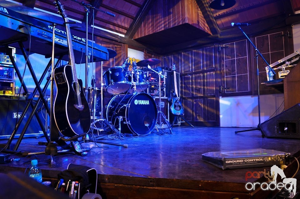 Concert Compact în Queen's Music Pub, Queen's Music Pub