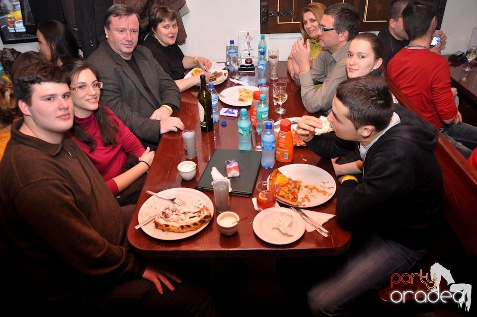 Concert Compact în Queen's Music Pub, Queen's Music Pub