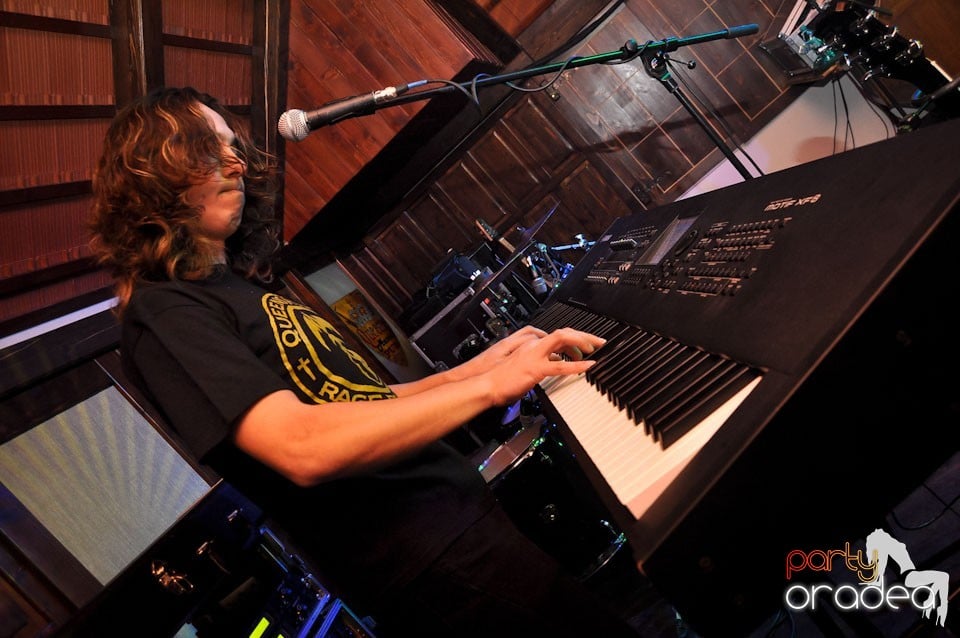 Concert Compact în Queen's Music Pub, Queen's Music Pub