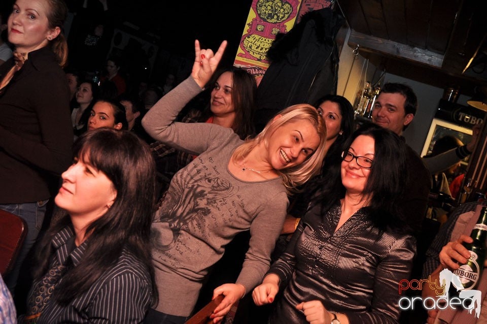 Concert Compact în Queen's Music Pub, Queen's Music Pub