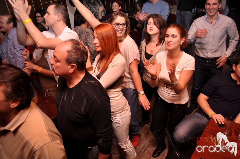 Concert Compact în Queen's Music Pub, Queen's Music Pub