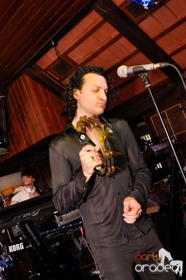 Concert Publika în Queen's Music Pub, Queen's Music Pub