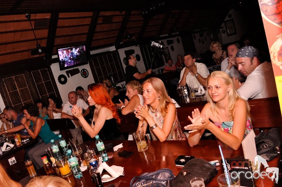 Concert Publika în Queen's Music Pub, Queen's Music Pub