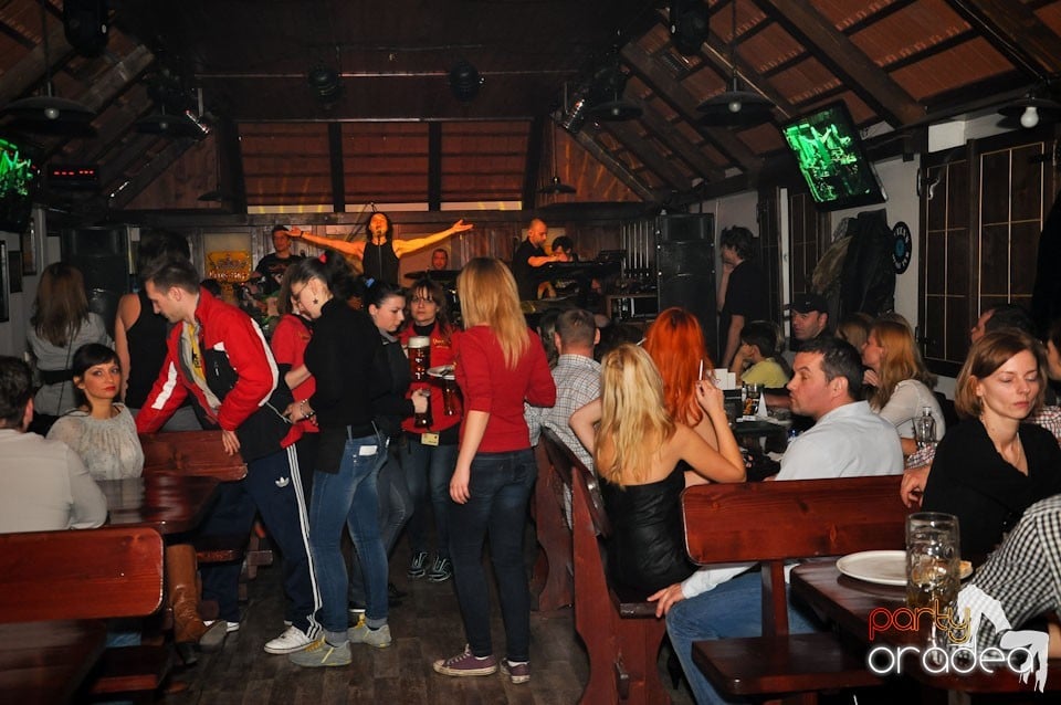 Concert Publika în Queen's, Queen's Music Pub