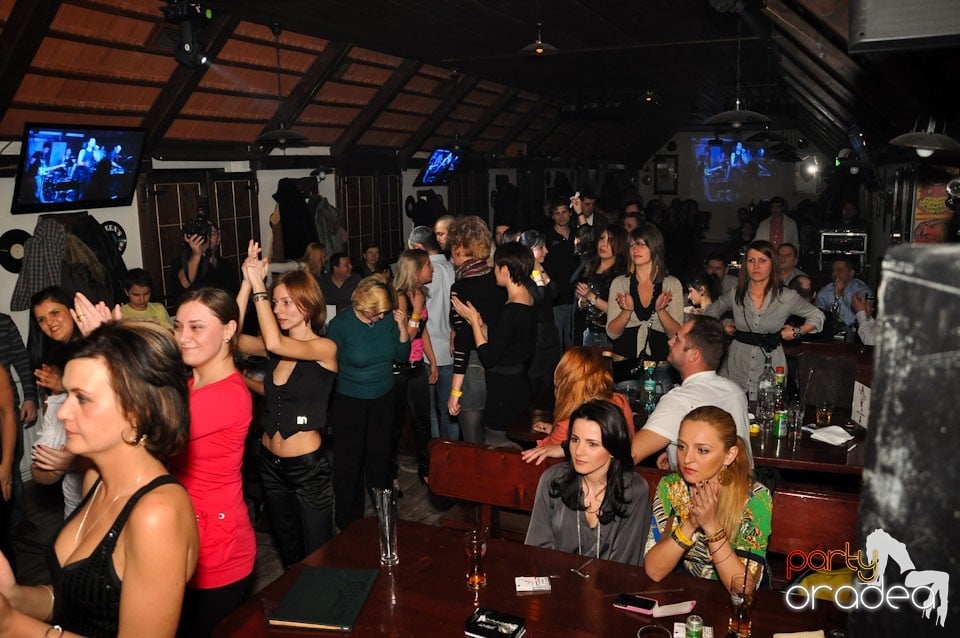 Concert Publika în Queen's, Queen's Music Pub