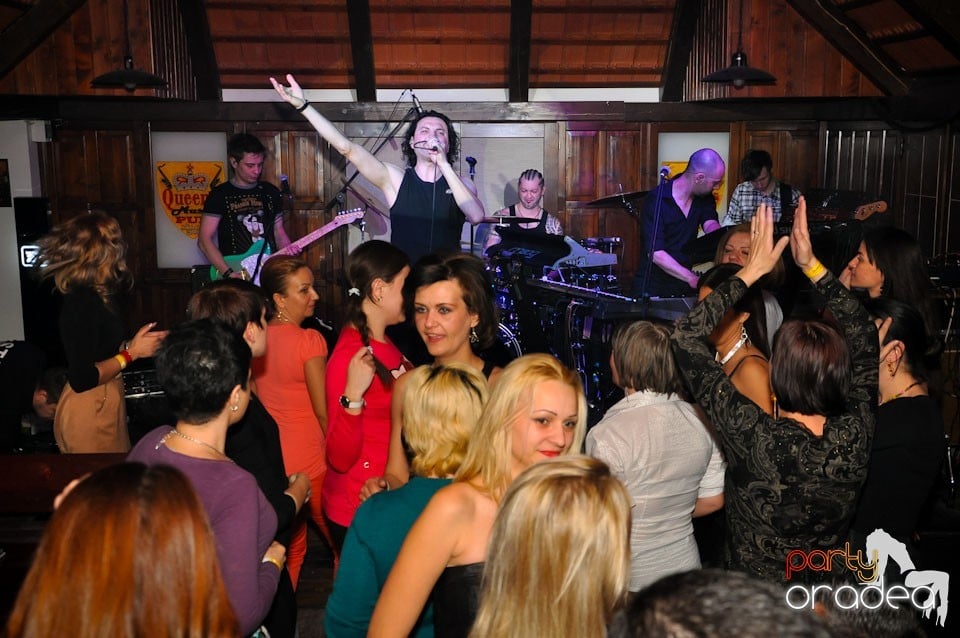Concert Publika în Queen's, Queen's Music Pub