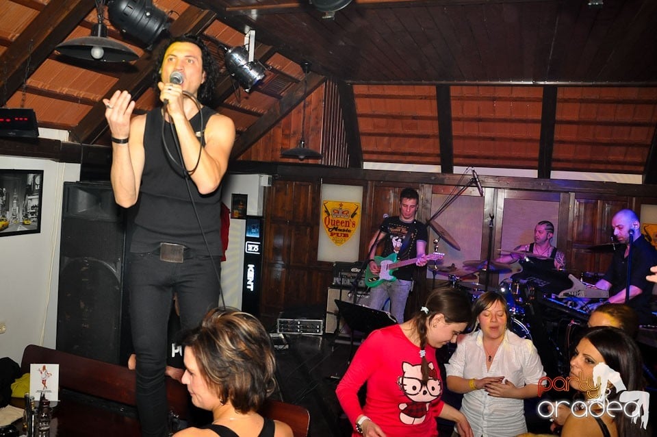 Concert Publika în Queen's, Queen's Music Pub