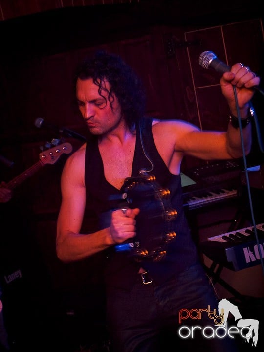 Concert Publika în Queens, Queen's Music Pub