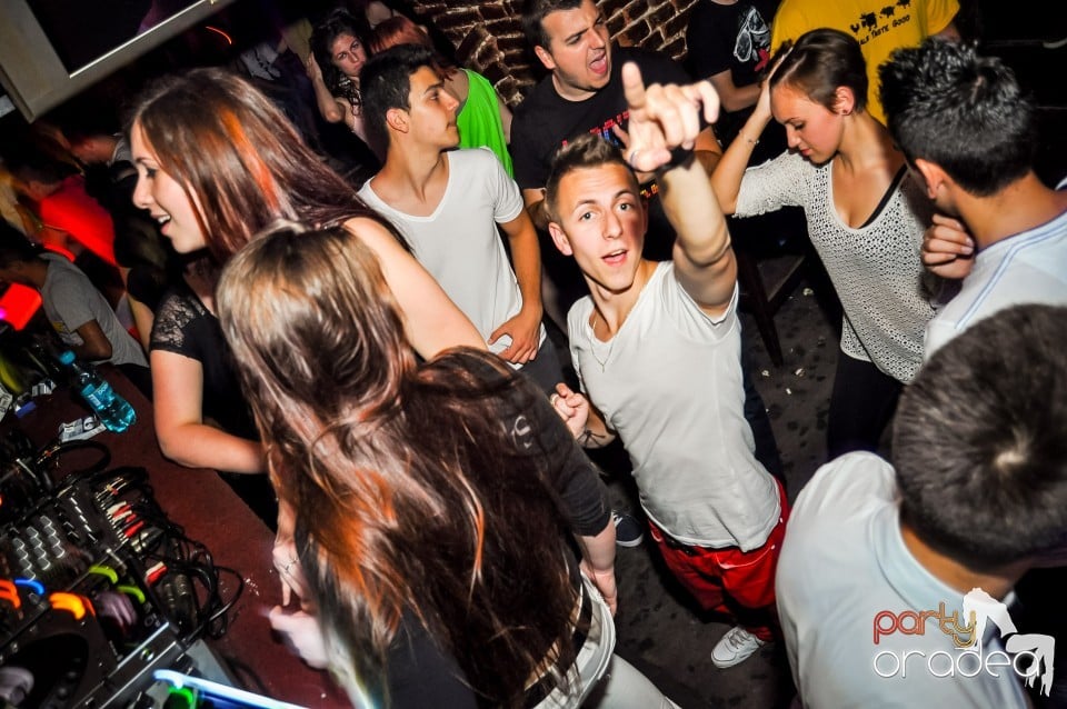 Crazy One Hour Free Holsten Party, 