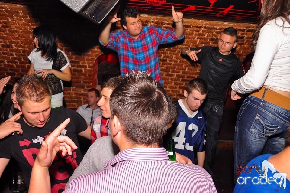 Dacă e joi, e Holsten Party în Escape, 