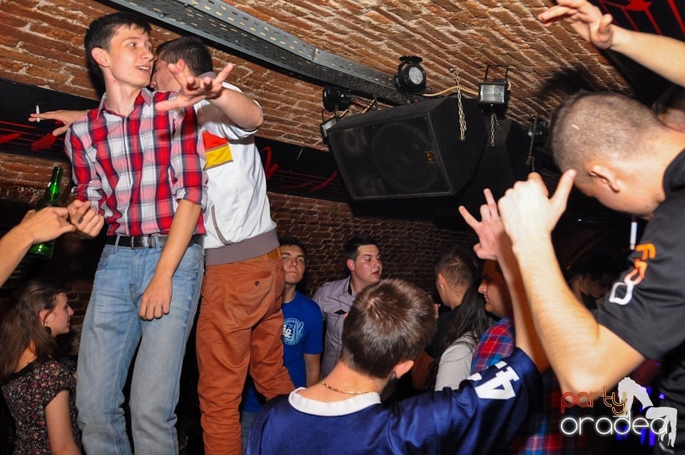 Dacă e joi, e Holsten Party în Escape, 