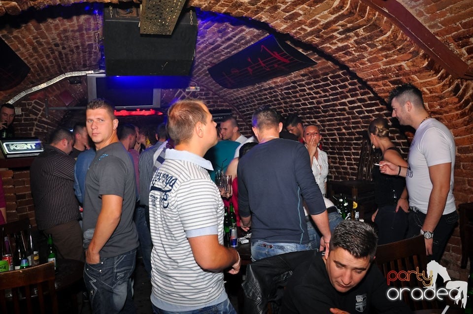 Dacă e joi, e party în Escape, 