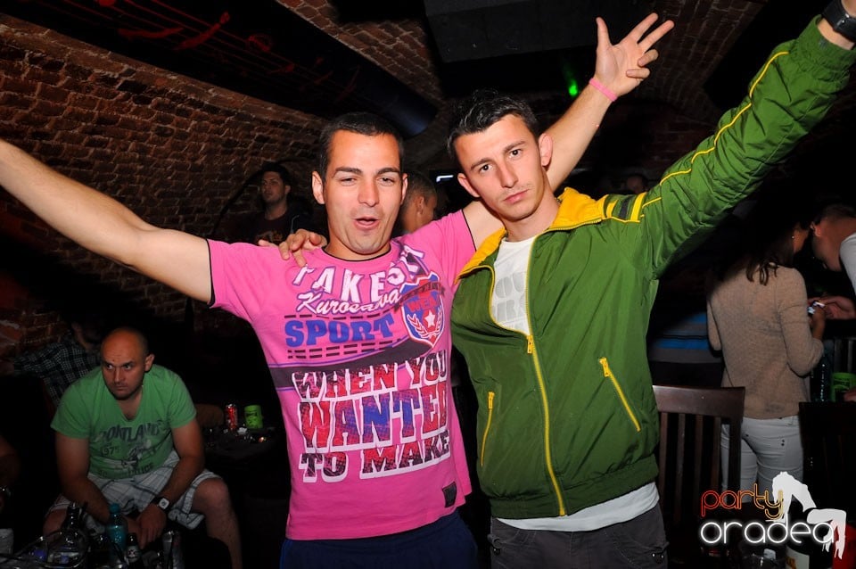 Dacă e joi, e party în Escape, 