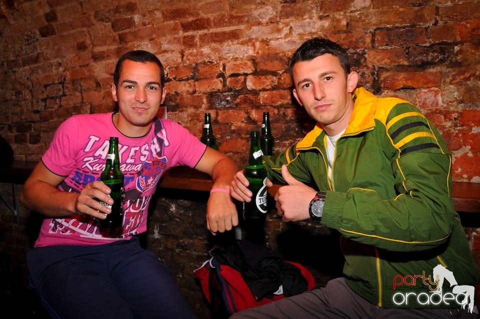 Dacă e joi, e party în Escape, 