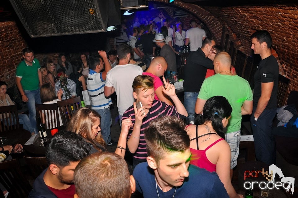 Dacă e joi, e party în Escape, 