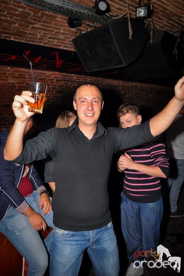 Dacă e joi, e party în Escape, 