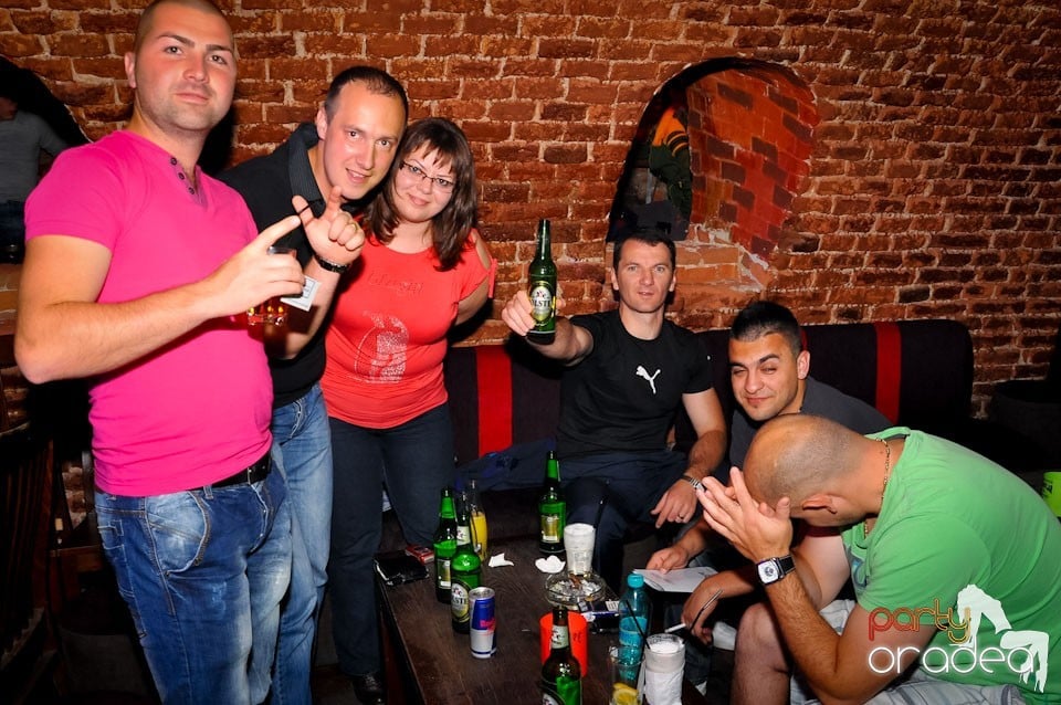 Dacă e joi, e party în Escape, 