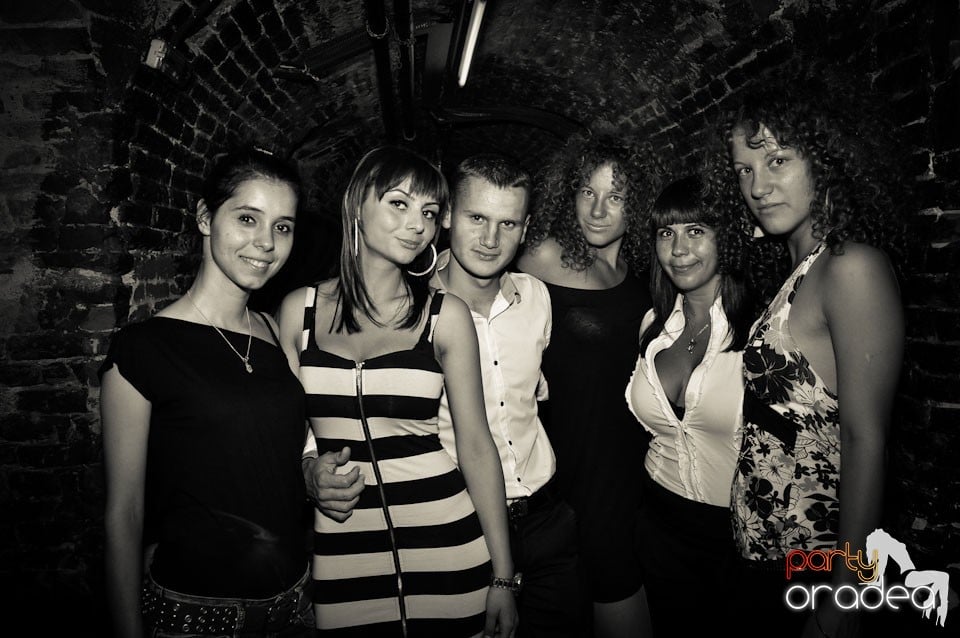 Dacă e joi, e party în Escape, 