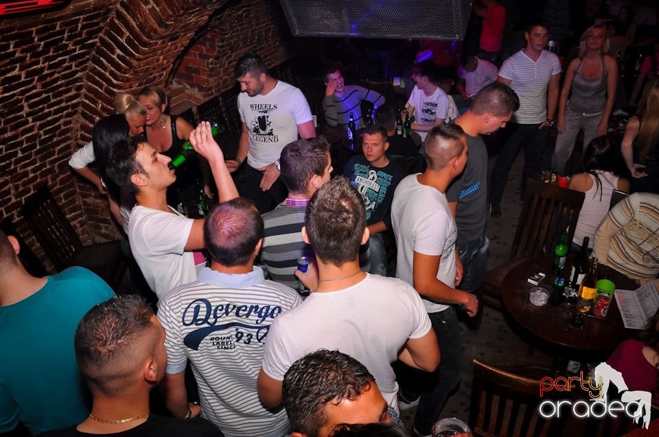 Dacă e joi, e party în Escape, 