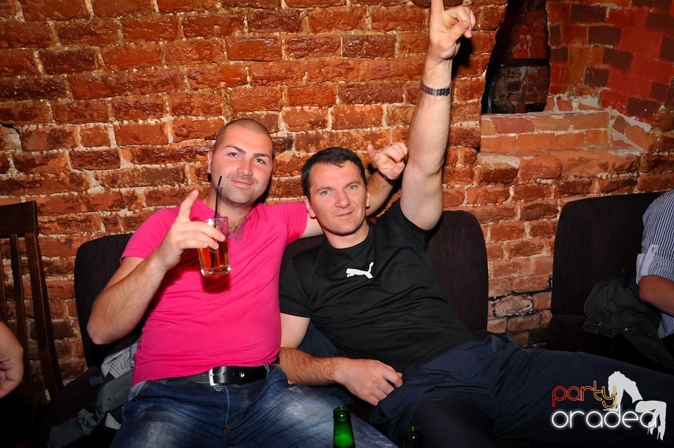 Dacă e joi, e party în Escape, 