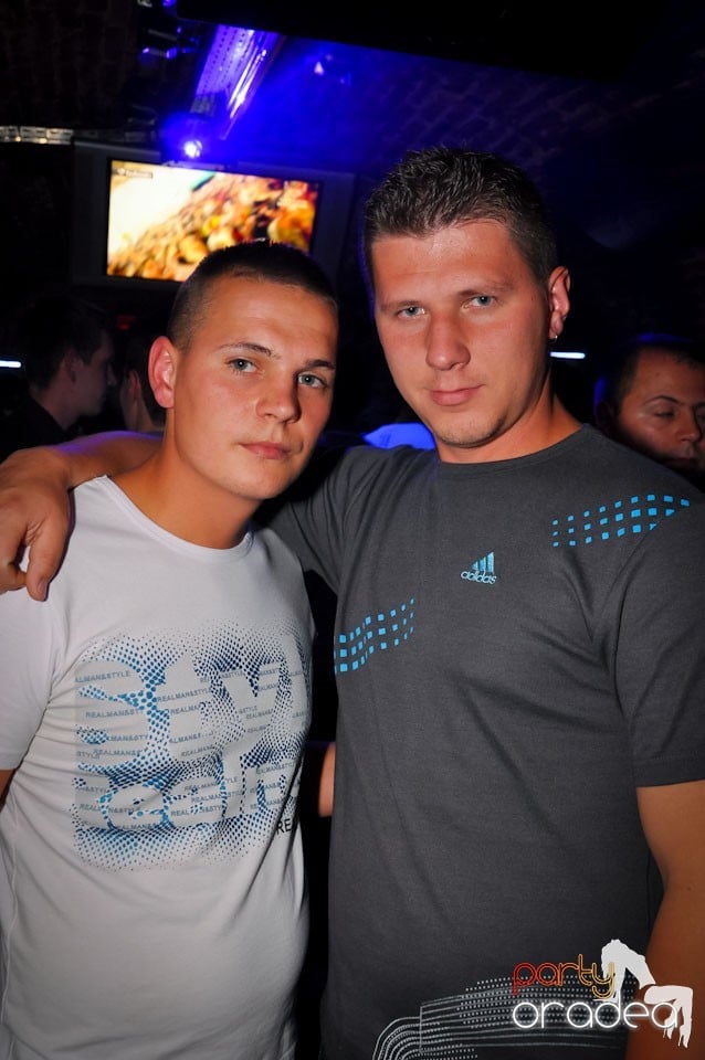 Dacă e joi, e party în Escape, 