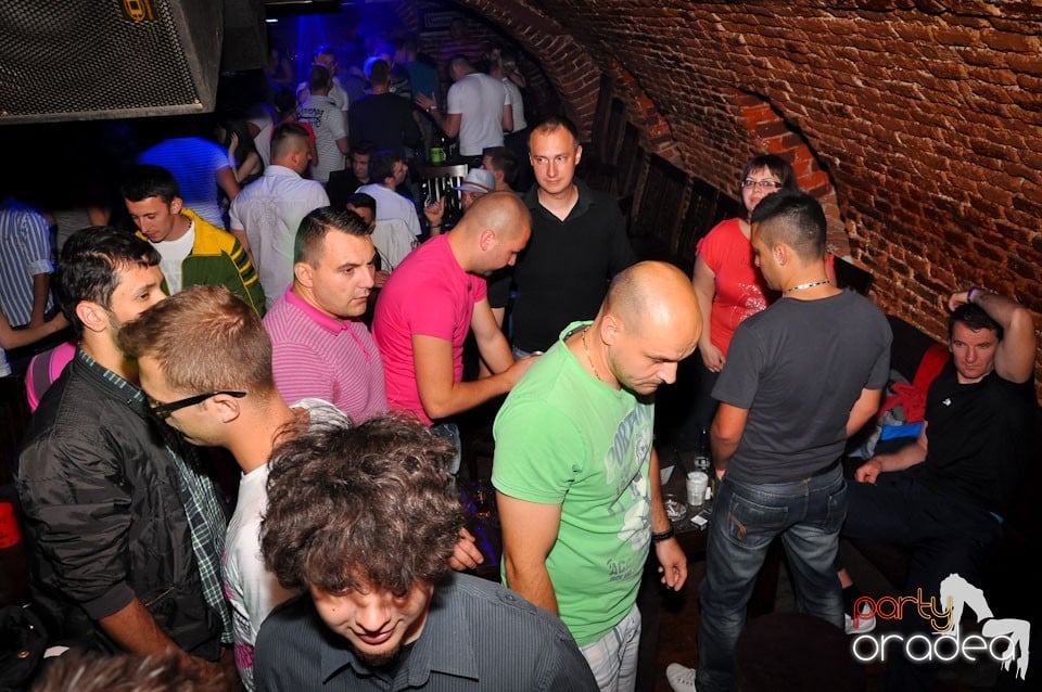 Dacă e joi, e party în Escape, 