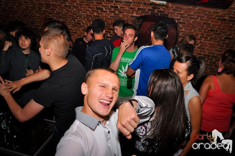 Dacă e joi, e party în Escape, 