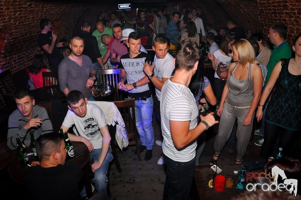 Dacă e joi, e party în Escape, 