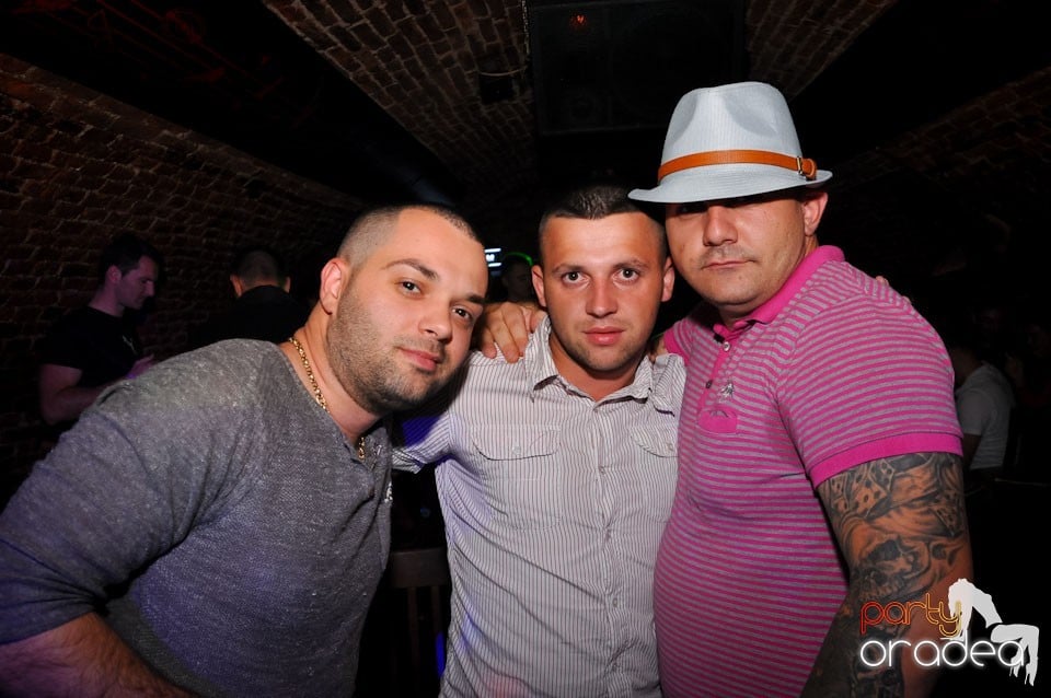 Dacă e joi, e party în Escape, 