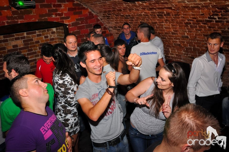 Dacă e joi, e party în Escape, 