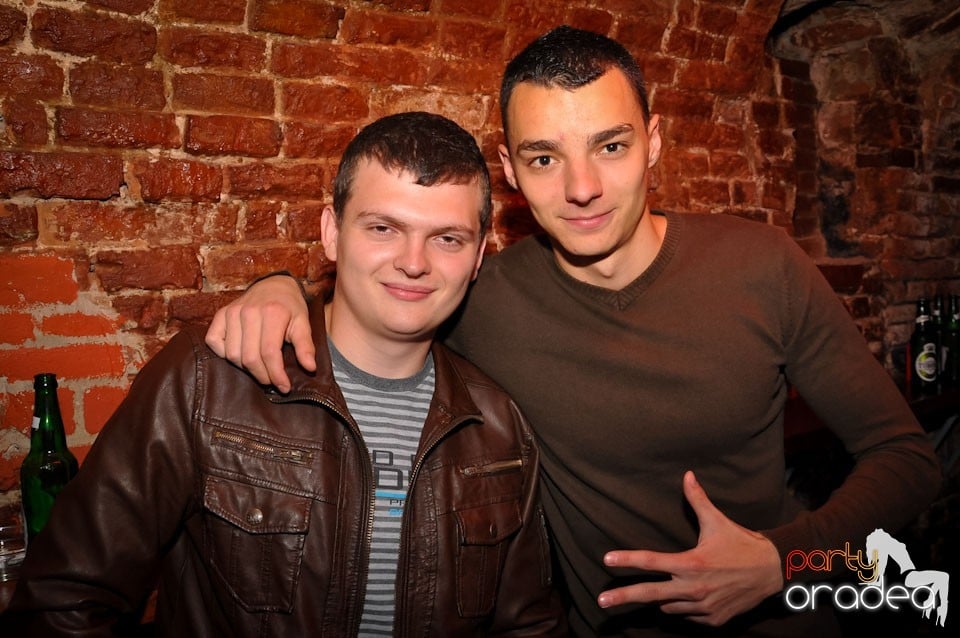 Dacă e joi, e party în Escape, 