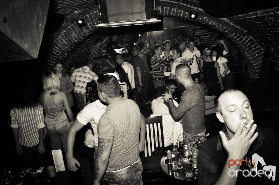 Dacă e joi, e party în Escape, 