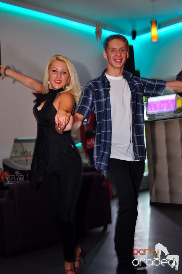 Dans în Blondy's Art Café, 